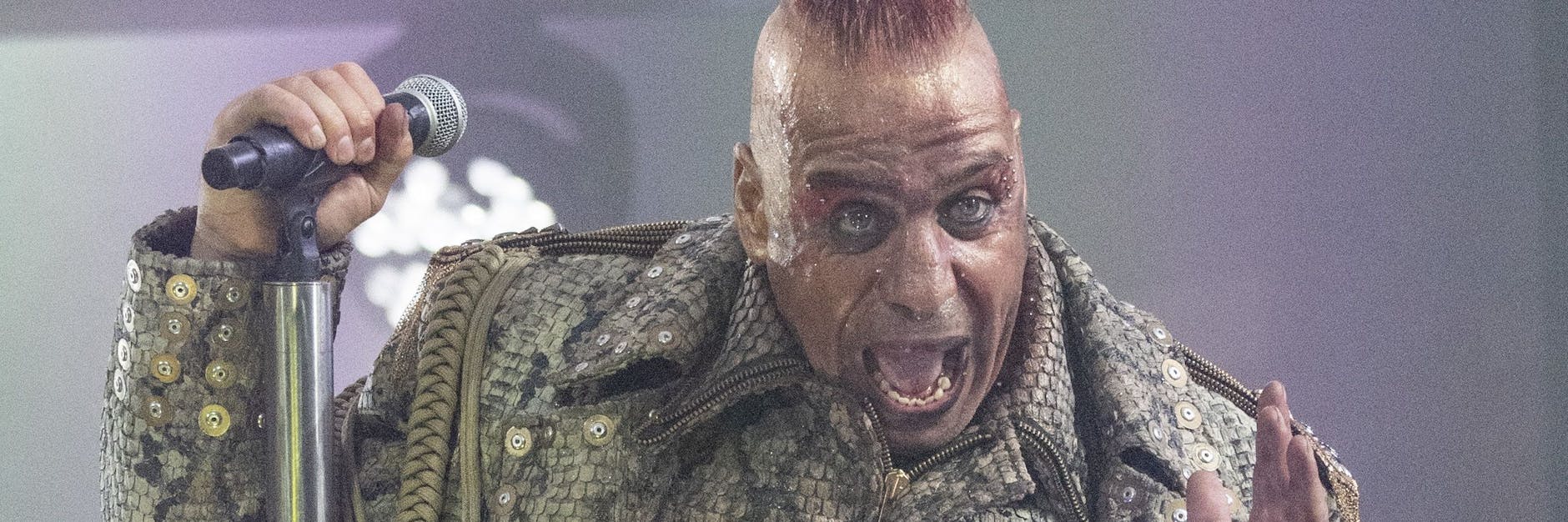 Till Lindemann, Frontsänger der deutschen Rockband Rammstein, bei einem Konzert in Frankfurt am Main.