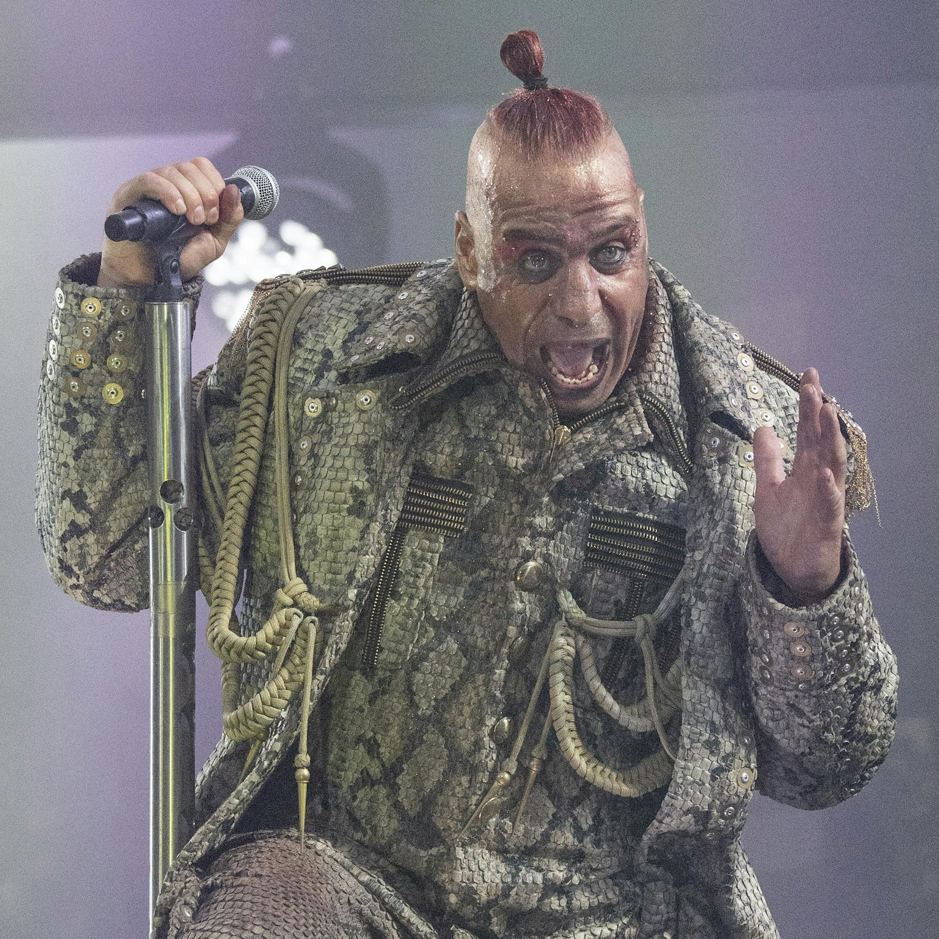 Neues Schock-Video von Rammstein: Till Lindemann und Co. als Geburtshelfer – das sind die blutigen Szenen aus „Zeit“