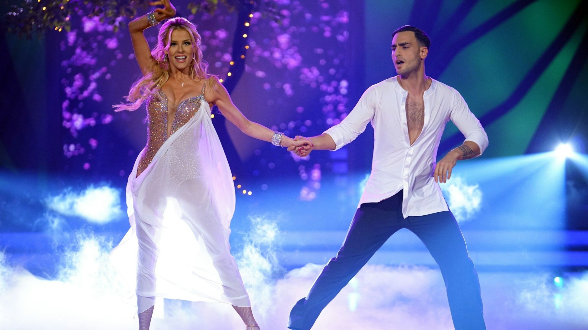 „Let's Dance“: Timur Ülker (mit Patricija Ionel) fällt wegen einer Corona-Infektion aus.