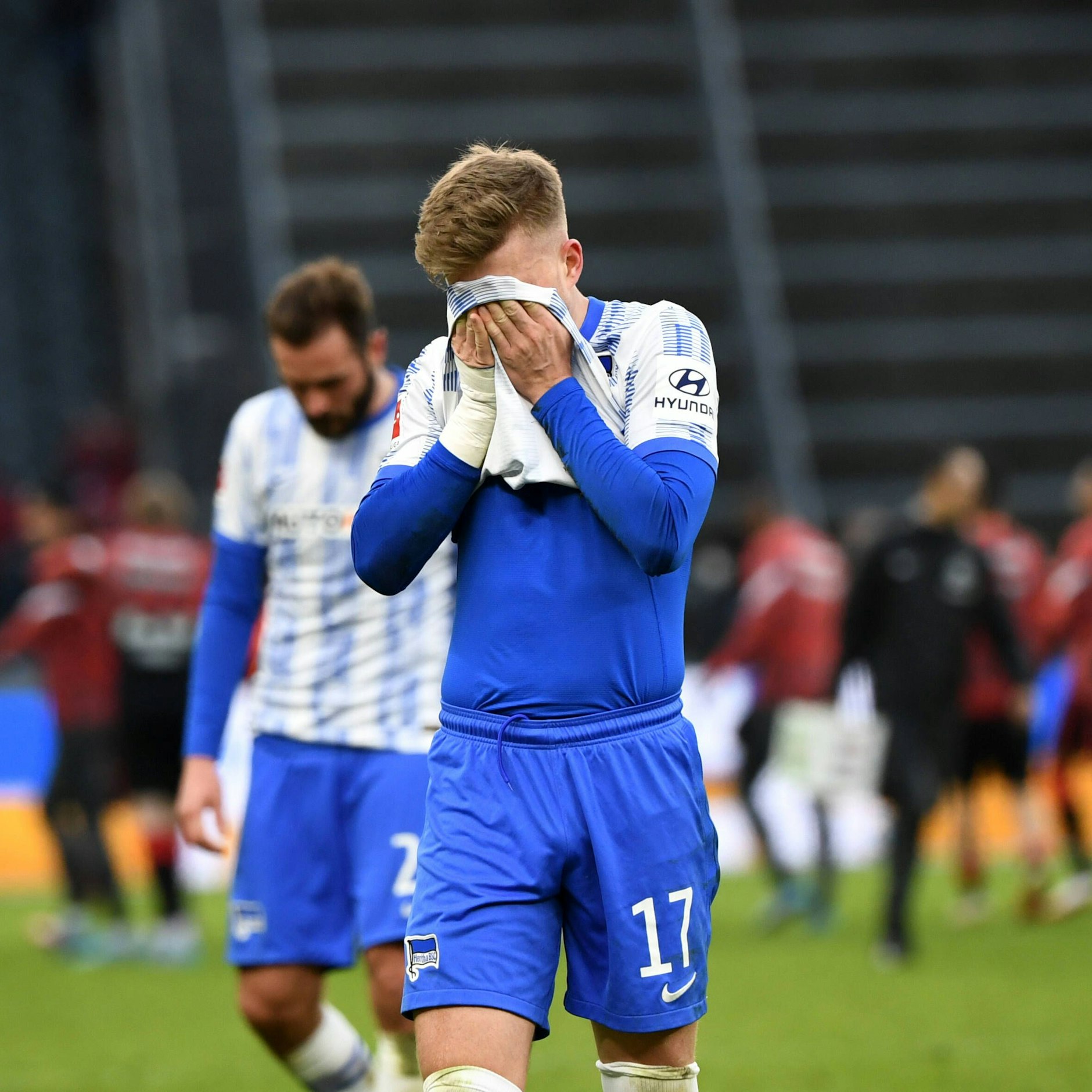 Versagt und enttäuscht! Maxi Mittelstädt nach dem 1:4 gegen Frankfurt.