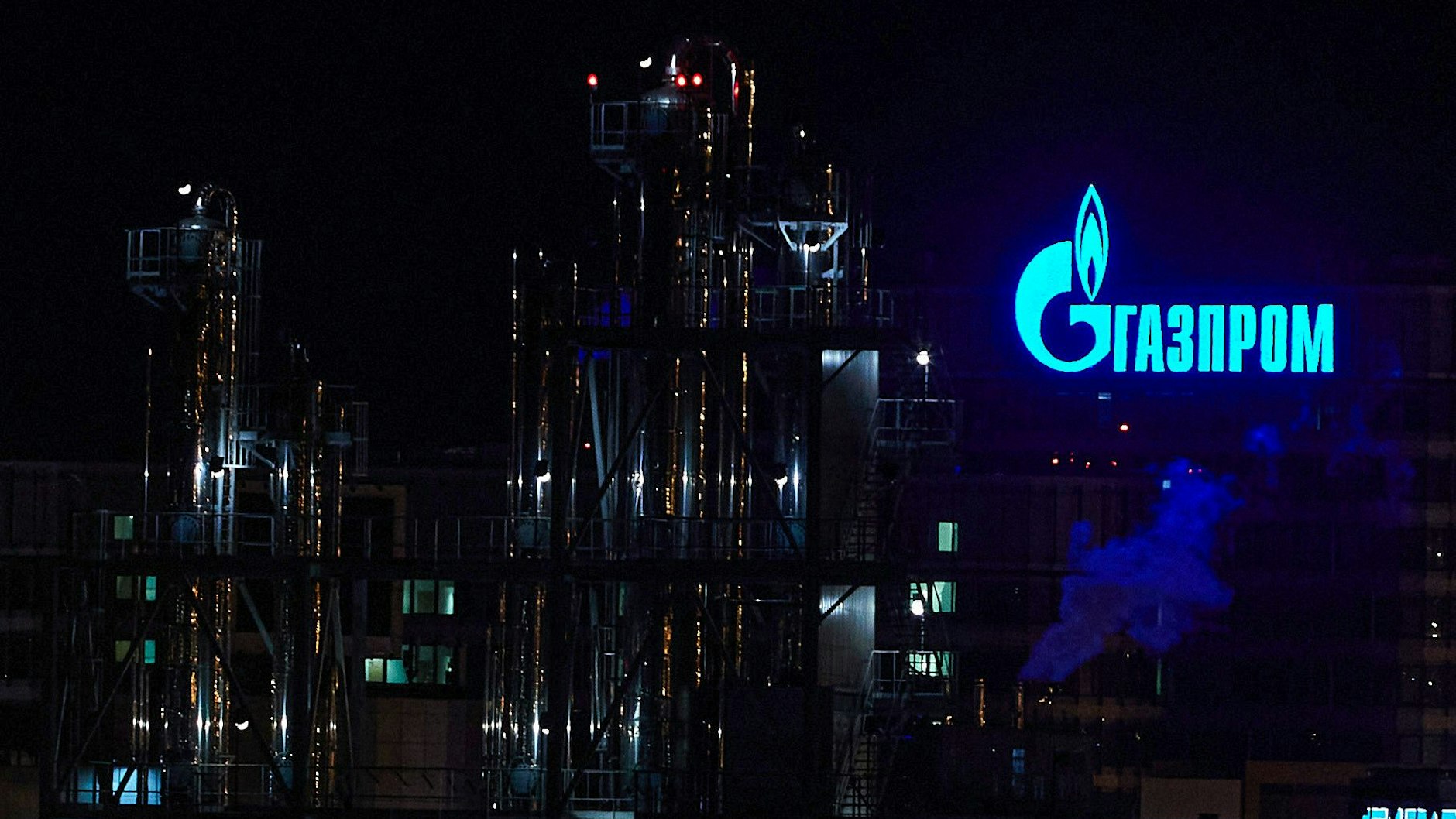 Das Logo des Energiekonzerns Gazprom ist auf einer Anlage des russischen Staatskonzerns in St. Petersburg zu sehen.