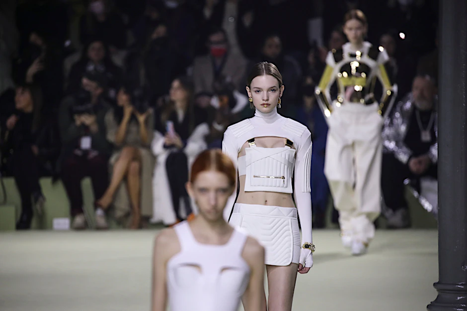 Paris Fashion Week: Schützende Kleider in unsicheren Zeiten