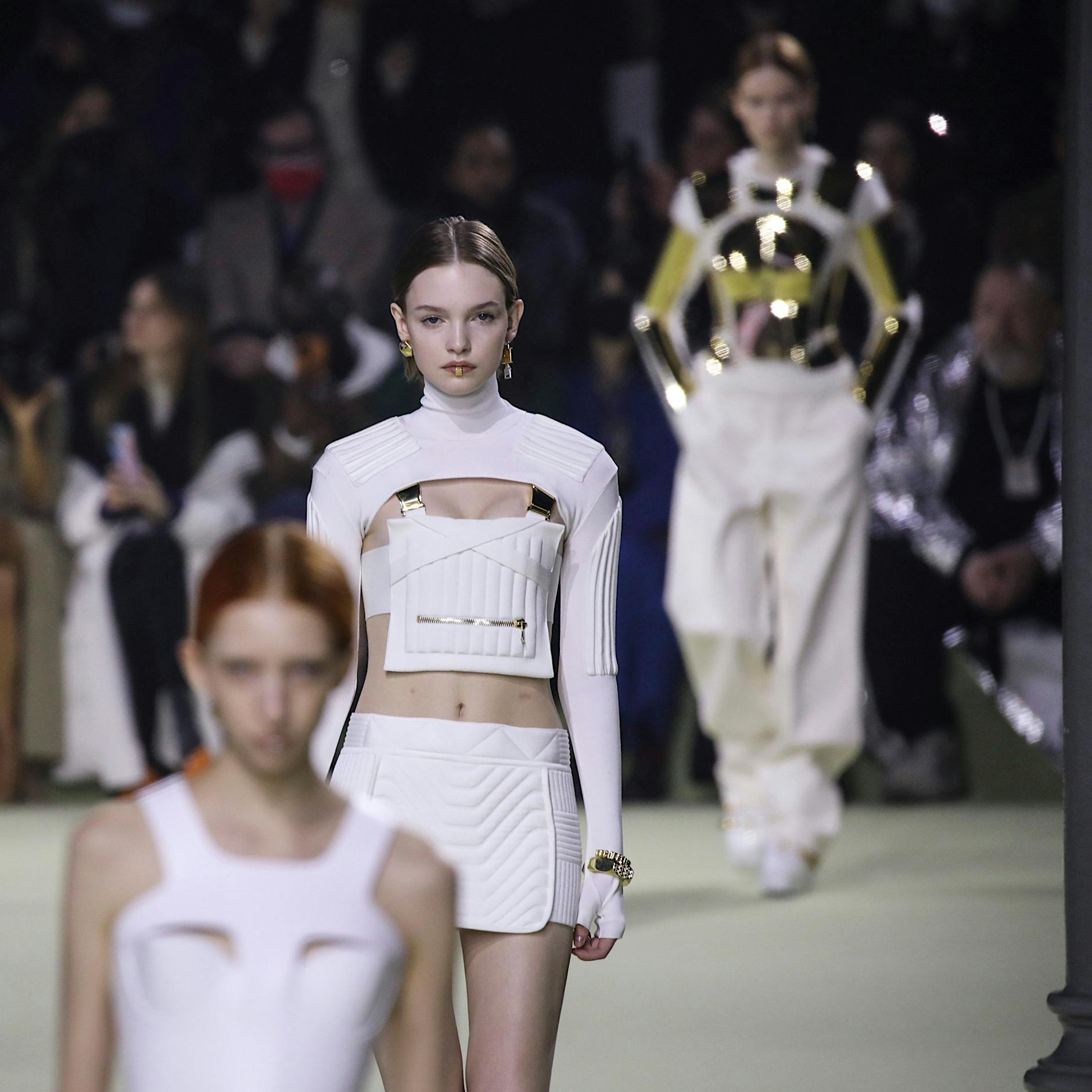 Paris Fashion Week: Schützende Kleider in unsicheren Zeiten