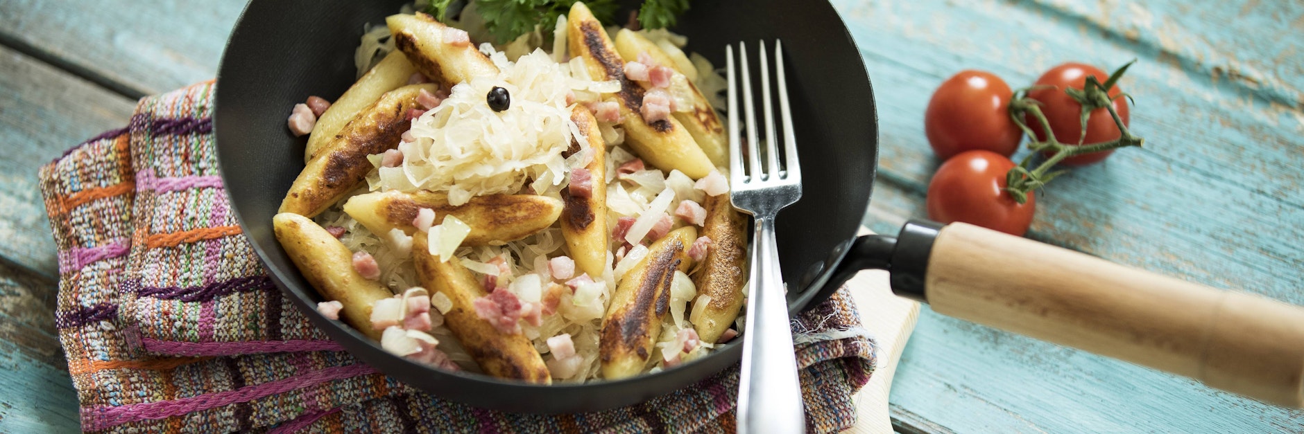 Schupfnudel-Pfanne mit Speck und Kraut ist ein köstliches Abendessen für Genießer. Und das Rezept ist wirklich nicht schwer...