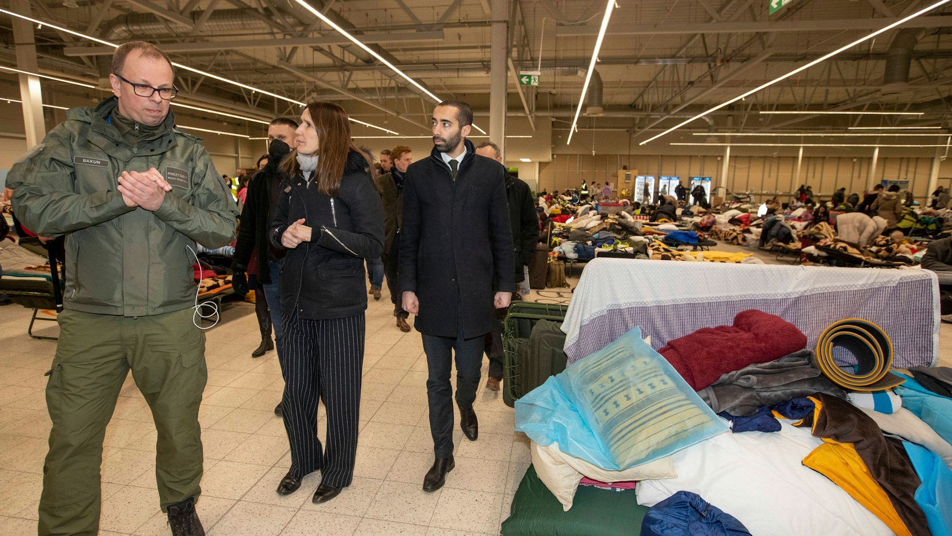 Ein Bild, auf dem Bürgermeister von Przemysl zu sehen ist (links). Neben ihm eine belgische Delegation.