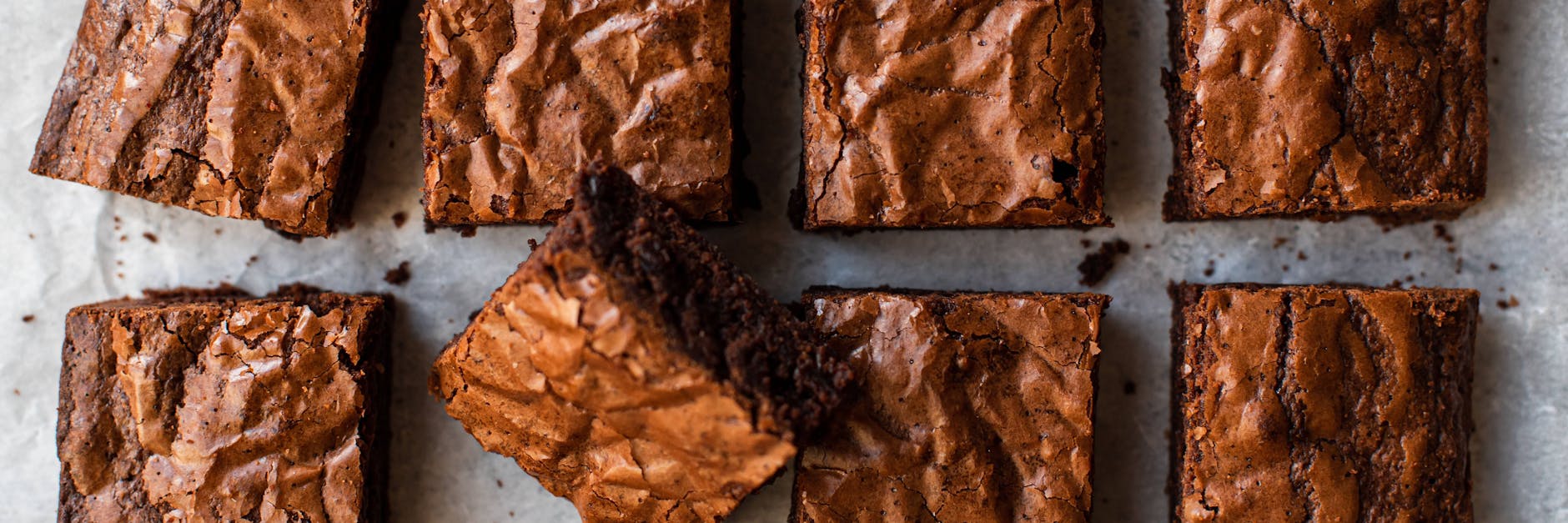 Brownies sind weich, fluffig, schokoladig! Mit diesem einfachen Rezept zaubern Sie die Mini-Küchlein aus nur drei Zutaten.