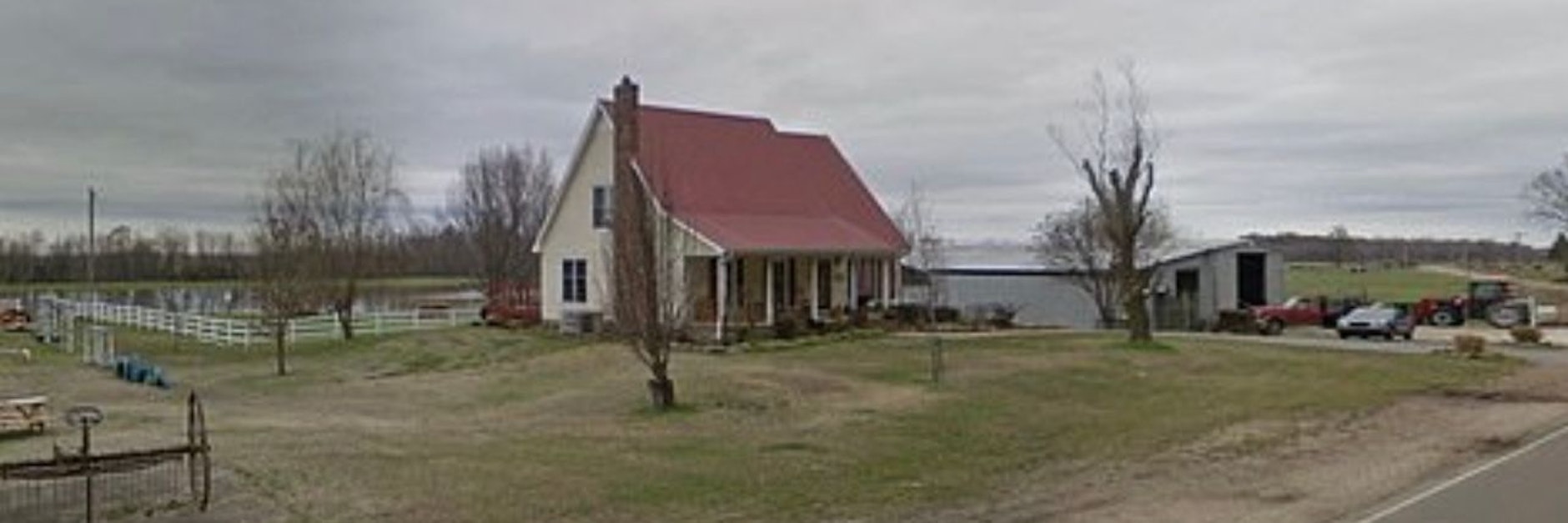 In einem Streichelzoo an einer Straße wurden zwei Männer von einem Kamel totgetrampelt.