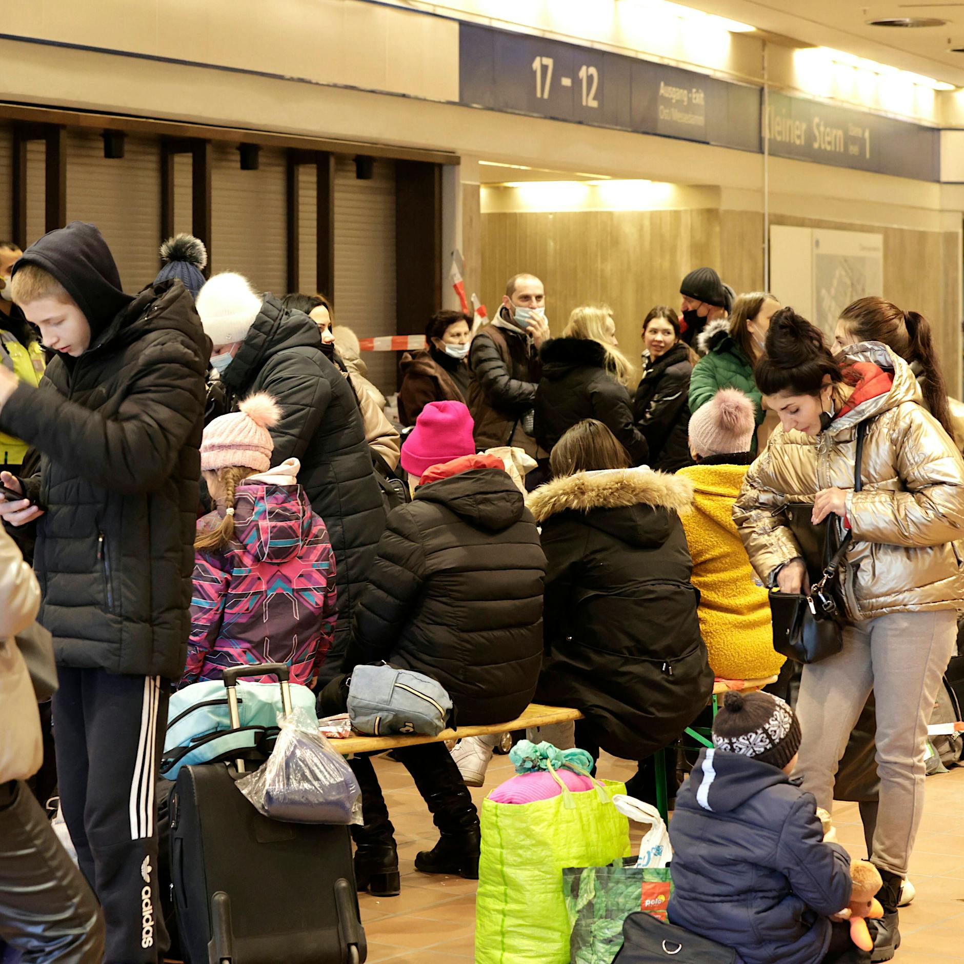 Berlin: Fast 1000 Flüchtlinge schlafen in Messe – Zwei weitere Hallen fertig