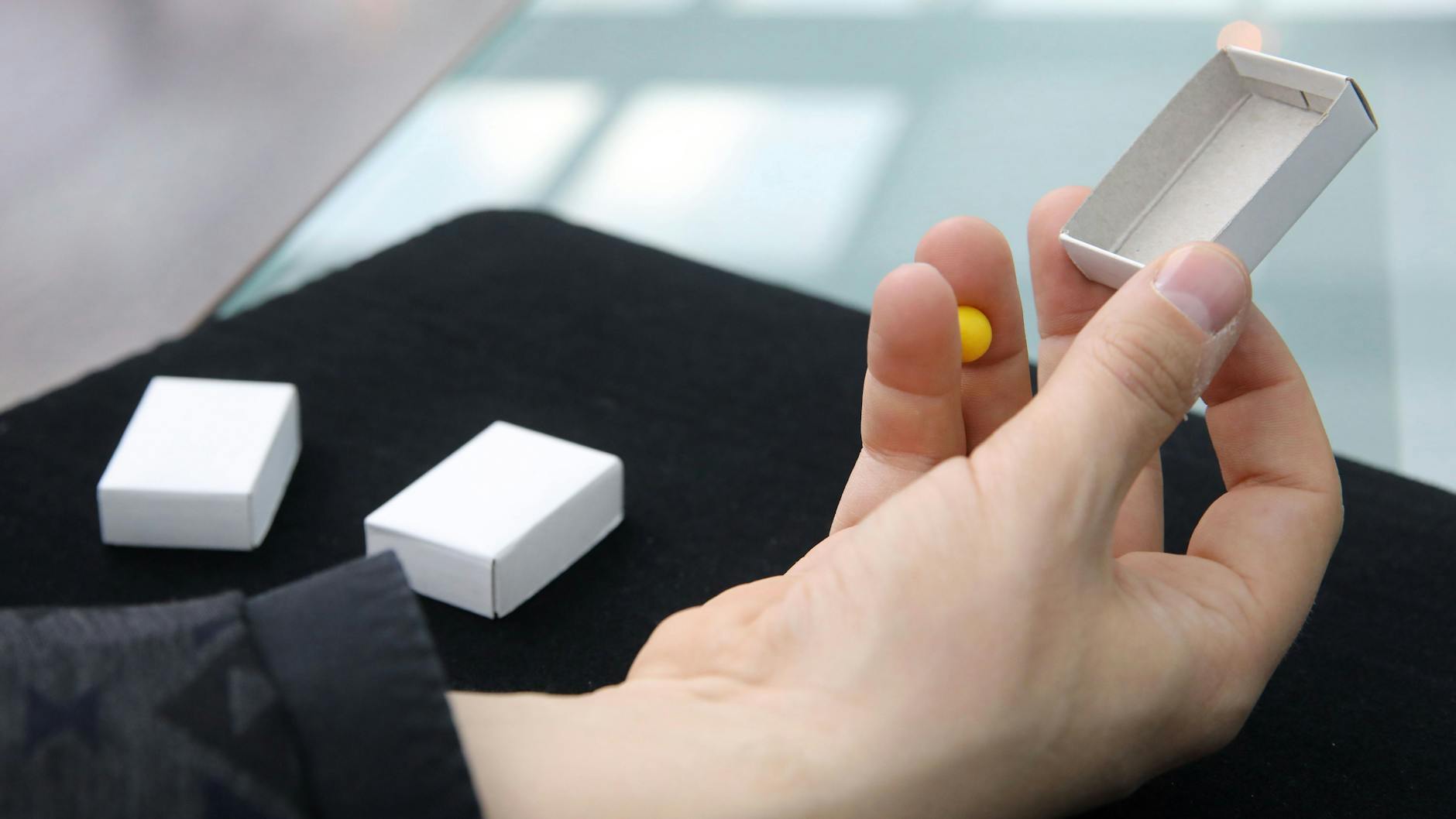 Der fingerfertige Spieler kann das Bällchen zwischen seinen Fingern die ganze Zeit kontrollieren und es vor den Blicken der Zuschauer verborgen halten - wer hier zockt, hat keine Chance.