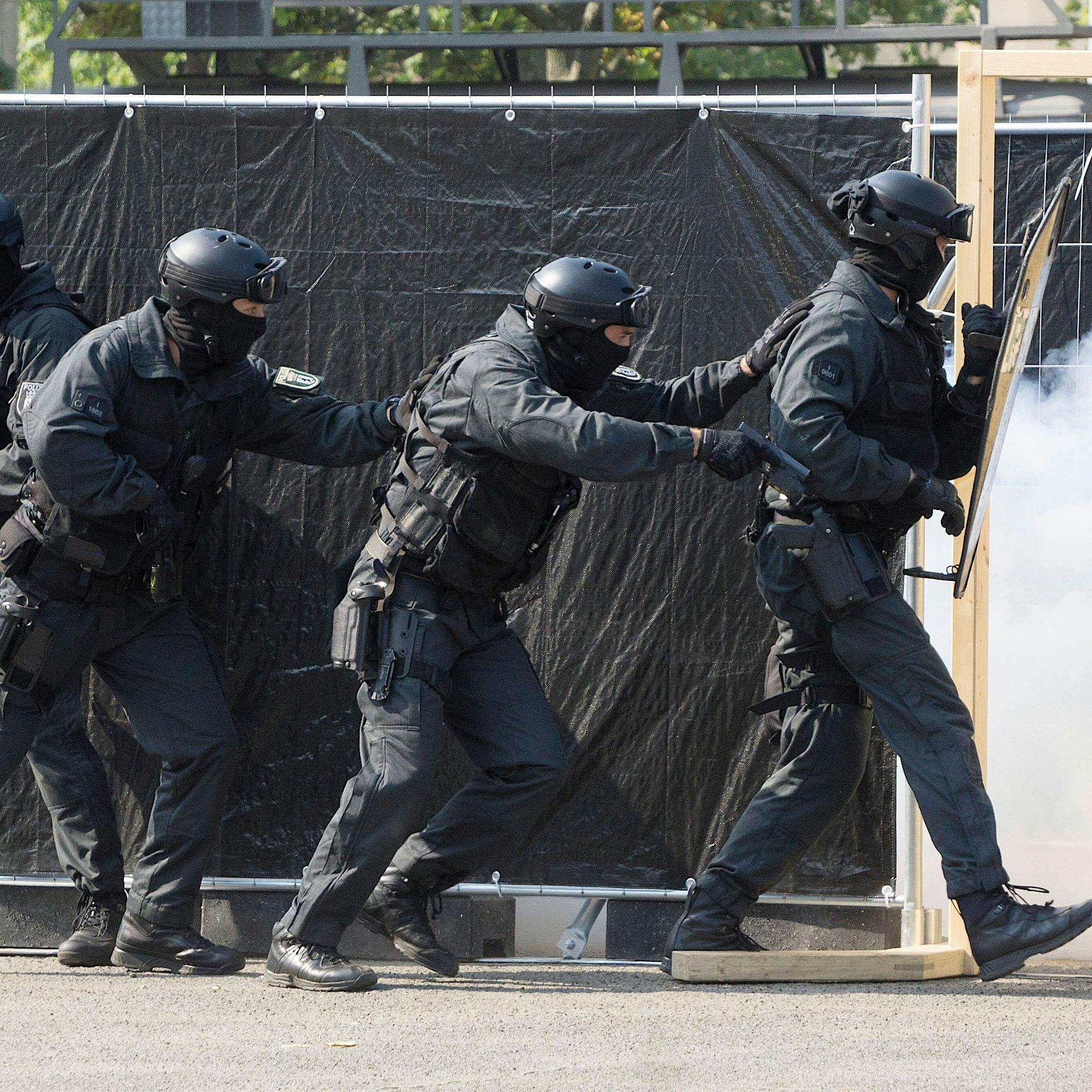 Der kriminelle Wochenrückblick: Eine Couch fliegt aus dem Fenster