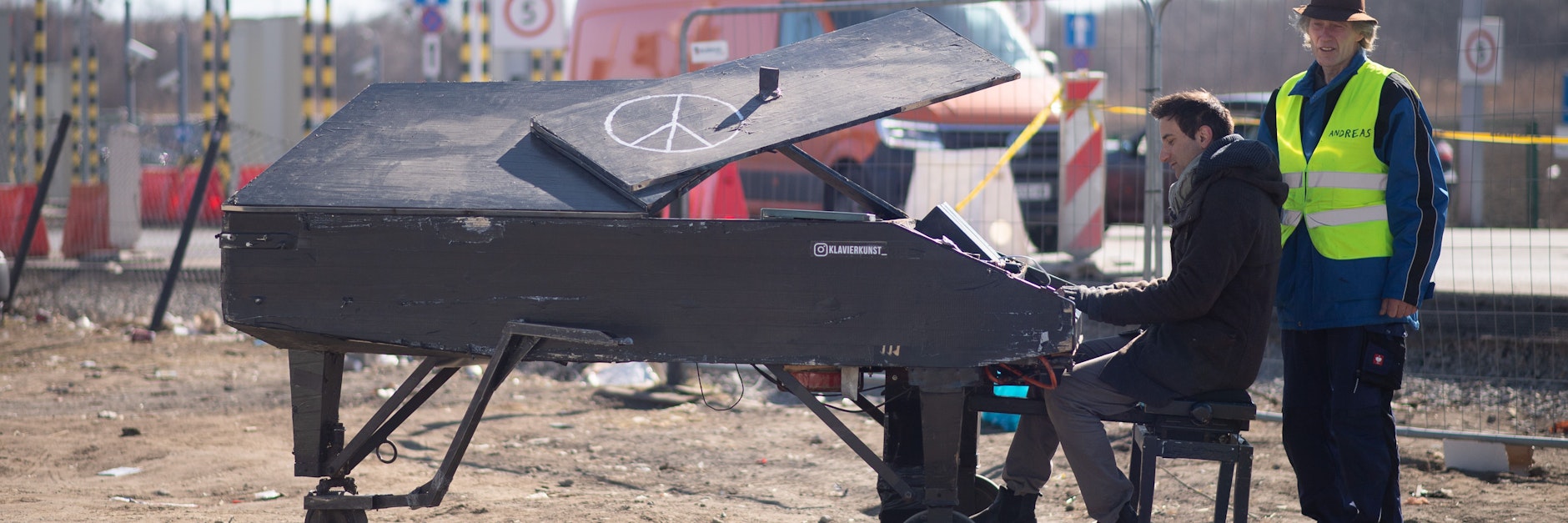 Davide Martello, Straßenmusiker aus Konstanz, spielt auf einem Flügel in Medyka in Polen, in der Nähe des Grenzübergangs in die Ukraine. 