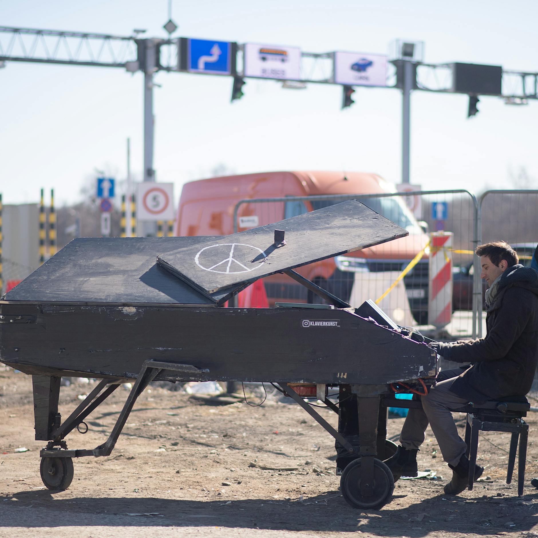 Davide spielt Klavier, Artur backt Crêpes, Nachman weint: Ein ganz normaler Tag im Flüchtlingslager