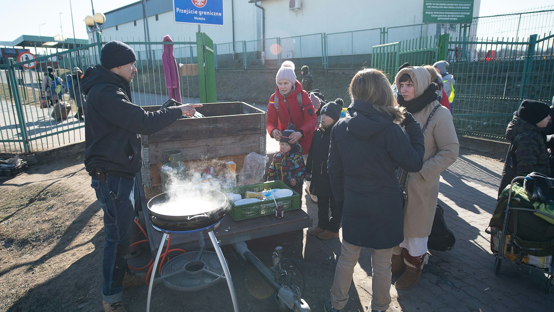 Artur Chojnowski backt kurz hinter dem Grenzübergang von der Ukraine nach Polen Crêpes für Geflüchtete.