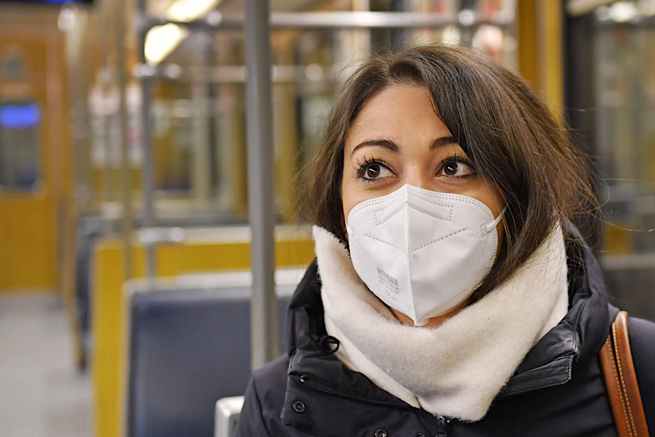 Ärzte fordern die Beibehaltung der Maskenpflicht nicht nur in Bussen und Bahnen, sondern auch in Innenräumen.