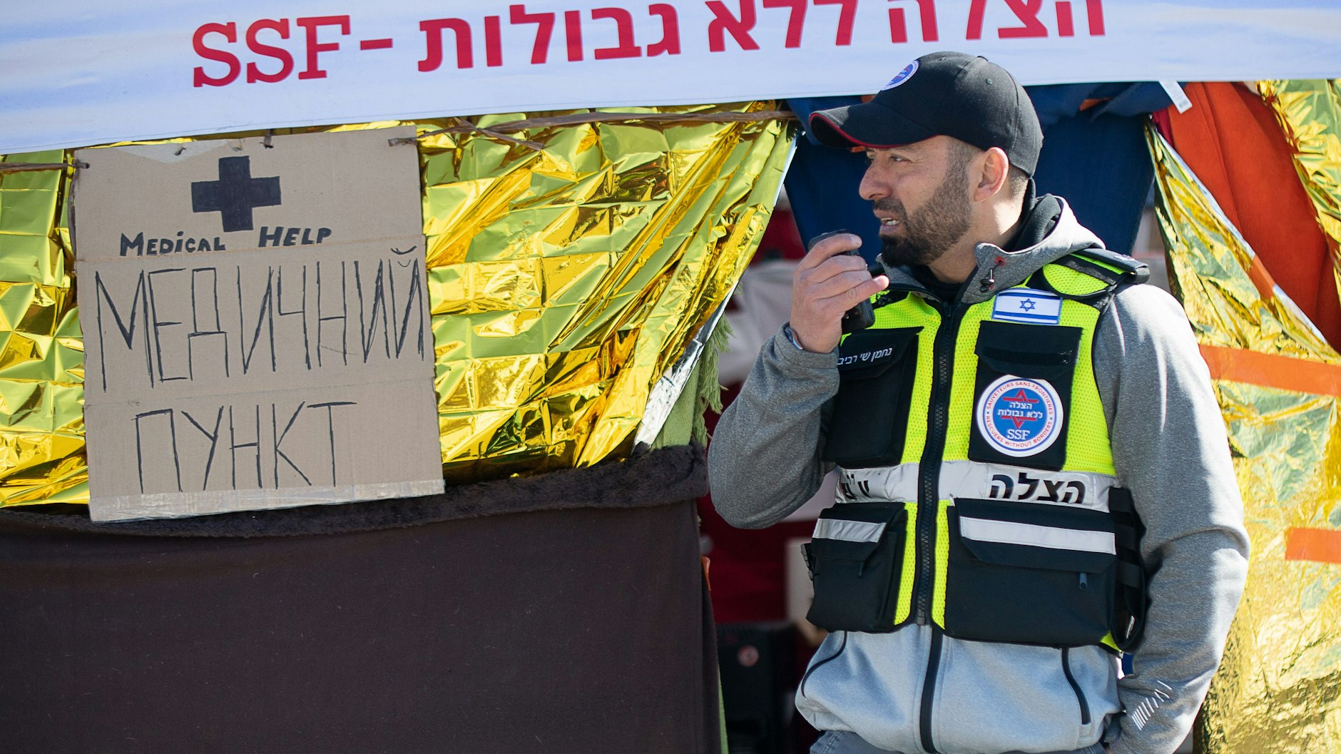 Nachman Revivo, Sanitäter der israelischen Organisation Retter ohne Grenzen, hilft im Flüchtlingscamp.