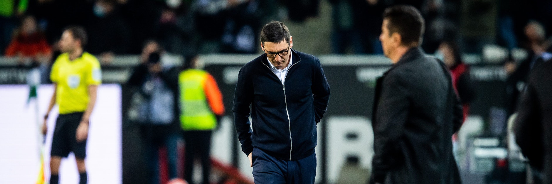 Gesenkter Kopf! Herthas Trainer Tayfun Korkut verliert in Gladbach das fünfte Spiel in Folge. Jetzt muss er gehen..