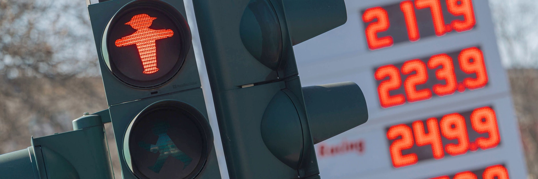 Ein Foto vom 10. März in Berlin: Die Spritpreise kennen nur noch den Weg nach oben. 2,20 Euro, 2,30 Euro, 2,40 Euro.