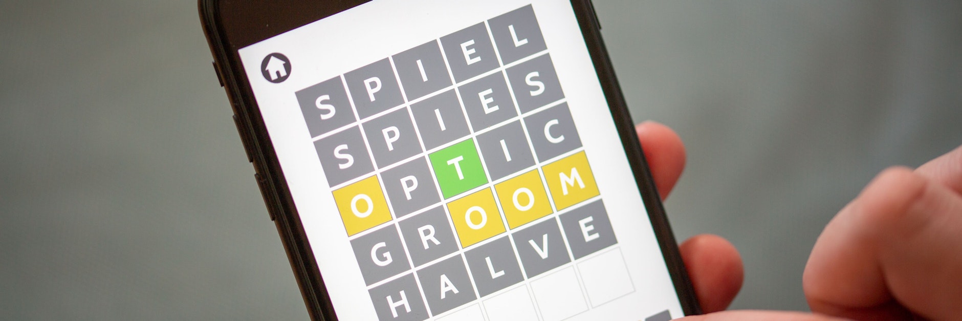 Der Spieler hat sechs Versuche, um ein Wort mit fünf Buchstaben zu erraten.