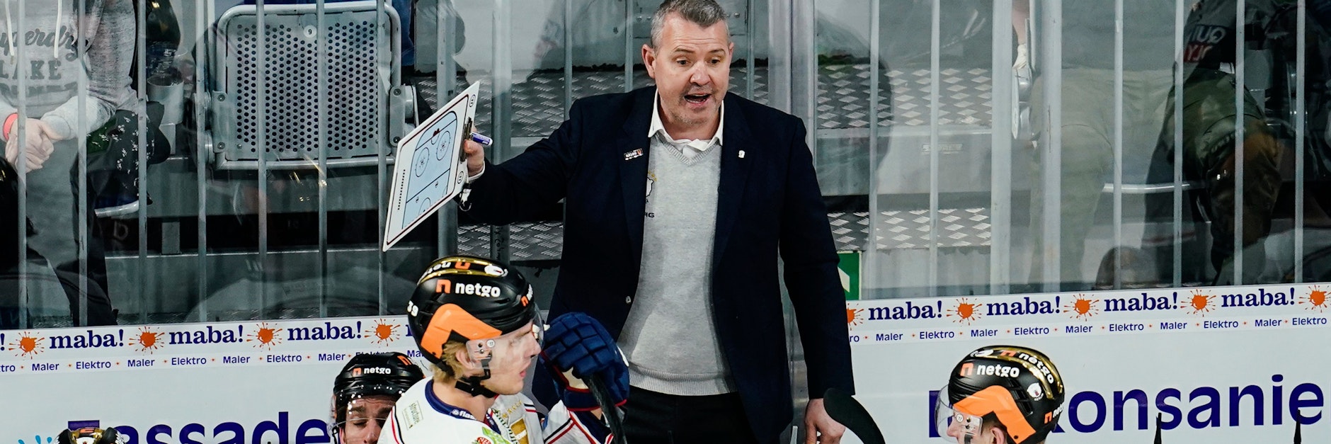 Trainer Serge Aubin, der in Mannheim ohne Assistent Craig Streu auskommen muss, braucht seinen Jungs kaum was auf die Taktiktafel malen.