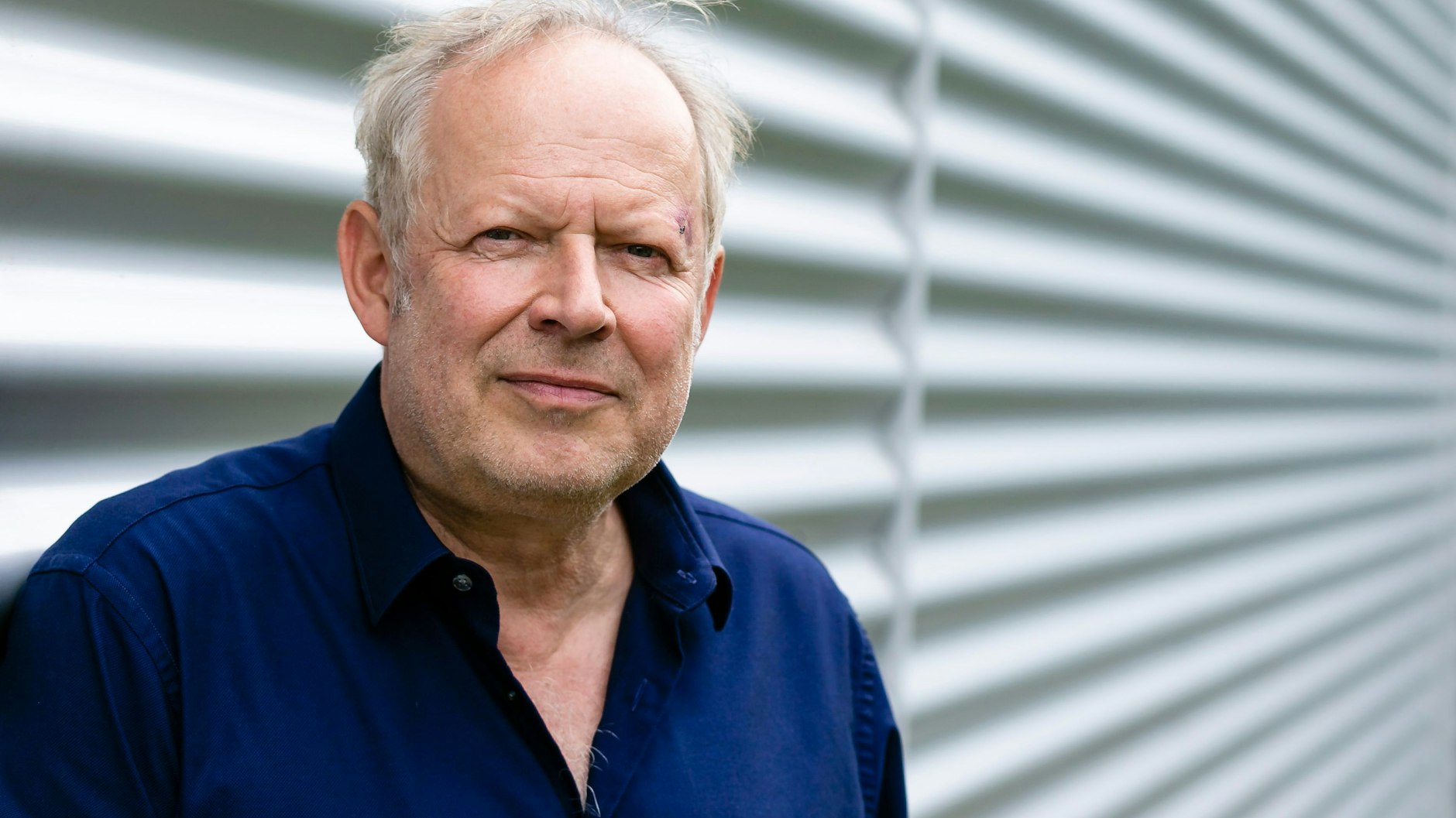 Axel Milberg stellte seine eigenen vier Wände bereit und nahm eine neunköpfige ukrainische Familie bei sich auf – inklusive drei Yorkshire-Terriern mit drei Welpen.