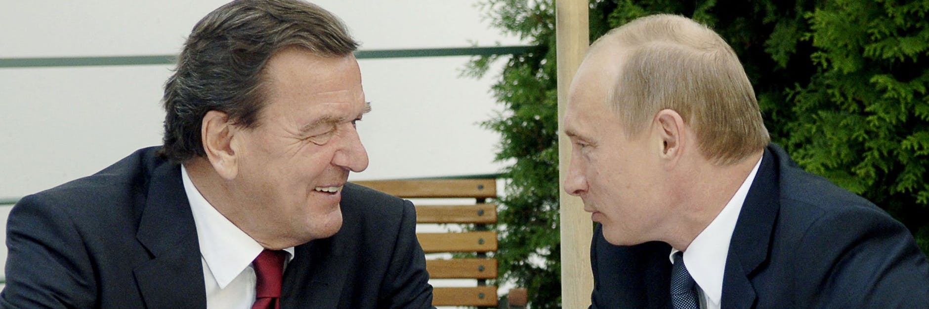 Altkanzler Gerhard Schröder (l.) und Russlands Präsident Wladimir Putin 2005, die beiden verbindet eine langjährige Freundschaft.