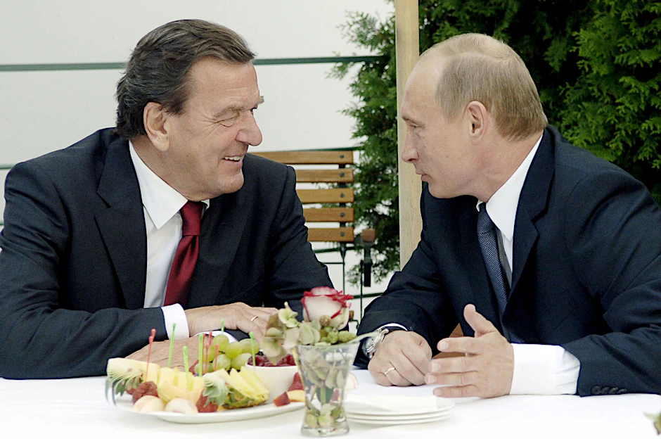 Altkanzler Gerhard Schröder (l.) und Russlands Präsident Wladimir Putin 2005, die beiden verbindet eine langjährige Freundschaft.