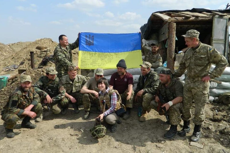 Maria Varenikowa (Mitte) hat ihren Sohn nach Spanien evakuiert und ist zurückgekehrt, um aus ihrer Heimat zu berichten.