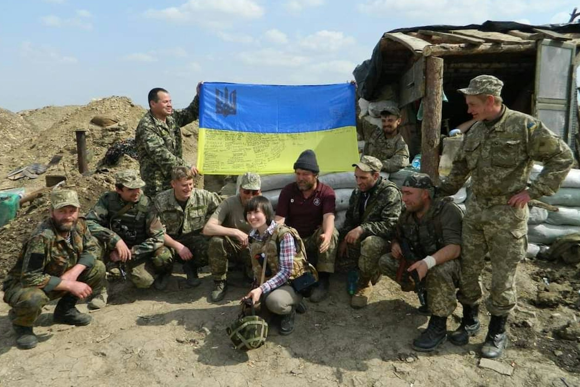 Maria Varenikowa (Mitte) hat ihren Sohn nach Spanien evakuiert und ist zurückgekehrt, um aus ihrer Heimat zu berichten.