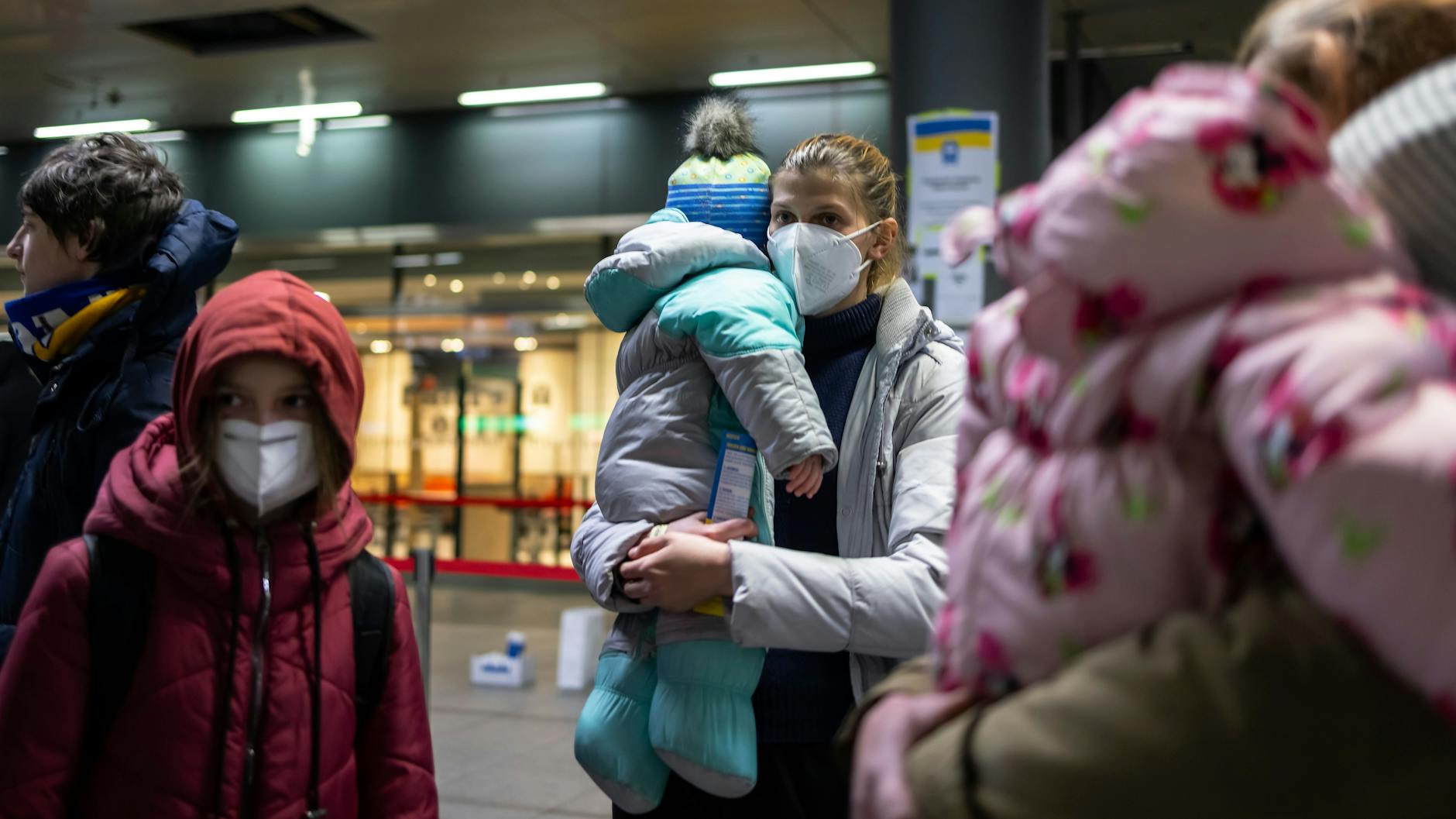 Sveta aus dem ukrainischen Saporischschja, ihr einjähriges Kind, ihre Mutter und weitere ihrer Kinder kommen auf dem Hauptbahnhof an.