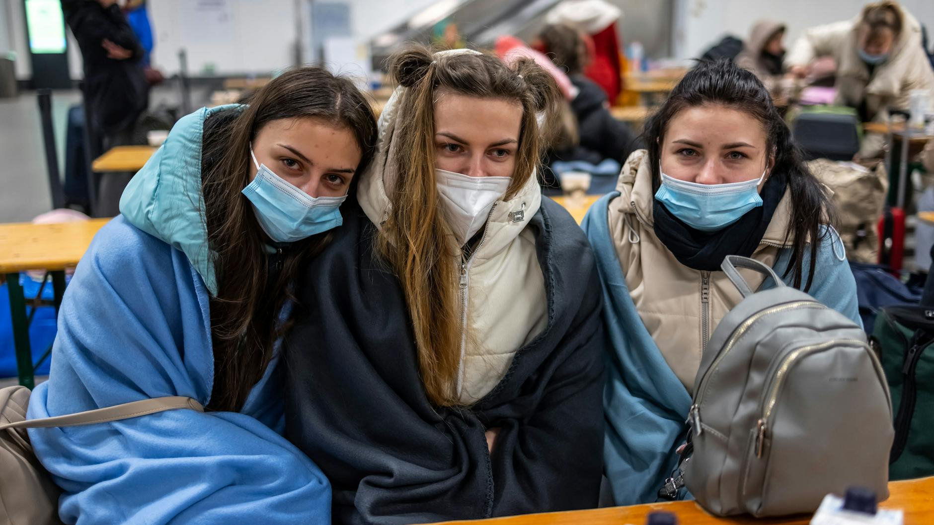 Ola (l-r), Sascha und Tanja aus dem ukrainischen Schytomyr warten in der Anlaufstelle für Flüchtlinge aus der Ukraine auf dem Hauptbahnhof.