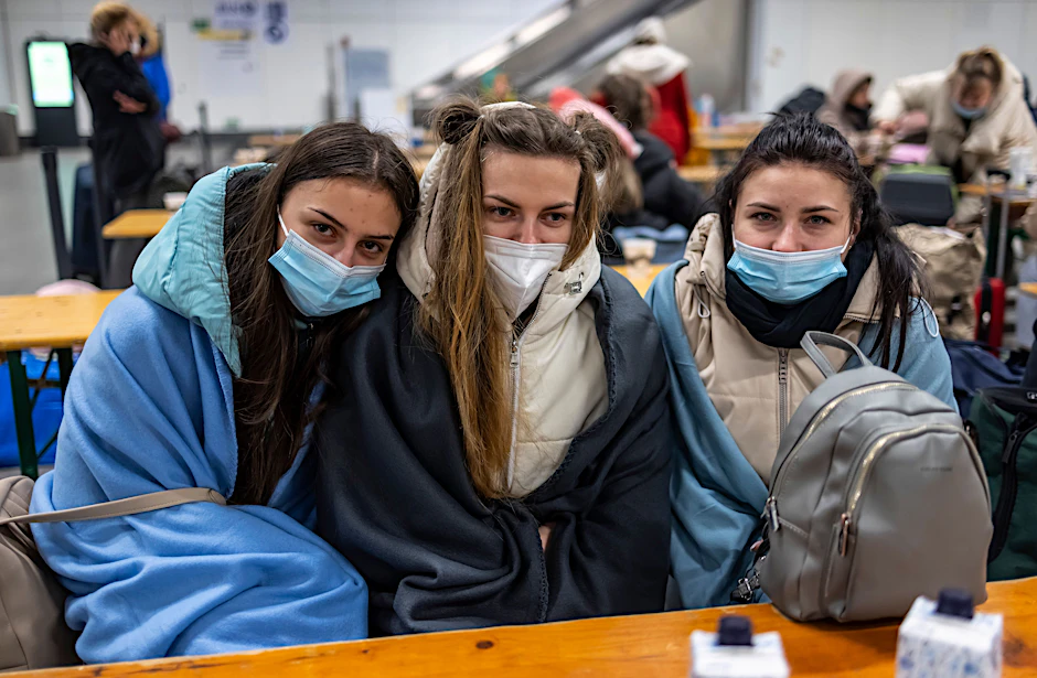 Ola (l-r), Sascha und Tanja aus dem ukrainischen Schytomyr warten in der Anlaufstelle für Flüchtlinge aus der Ukraine auf dem Hauptbahnhof.