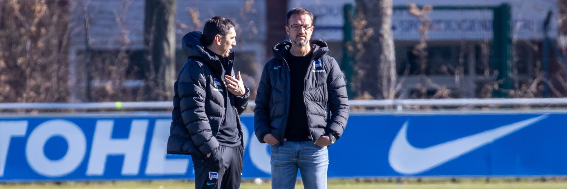 Herthas Geschäftsführer Fredi Bobic (r.) gab Trainer Tayfun Korkut den Laufpass.