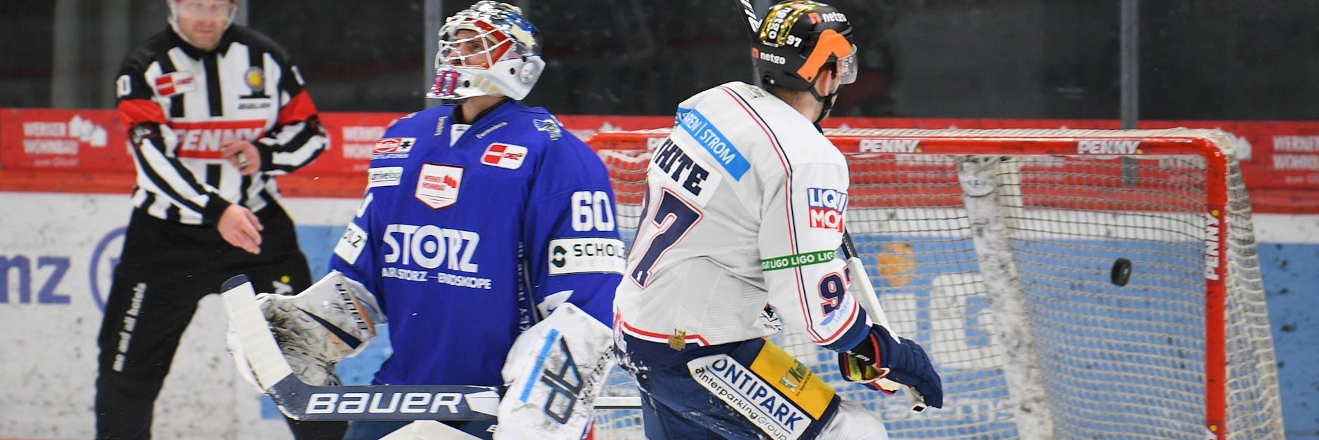 Und drin: Eisbär Matt White besorgt mit einem eiskalt verwandelten Penalty die 1:0-Führung bei den Schwenninger Wild Wings.