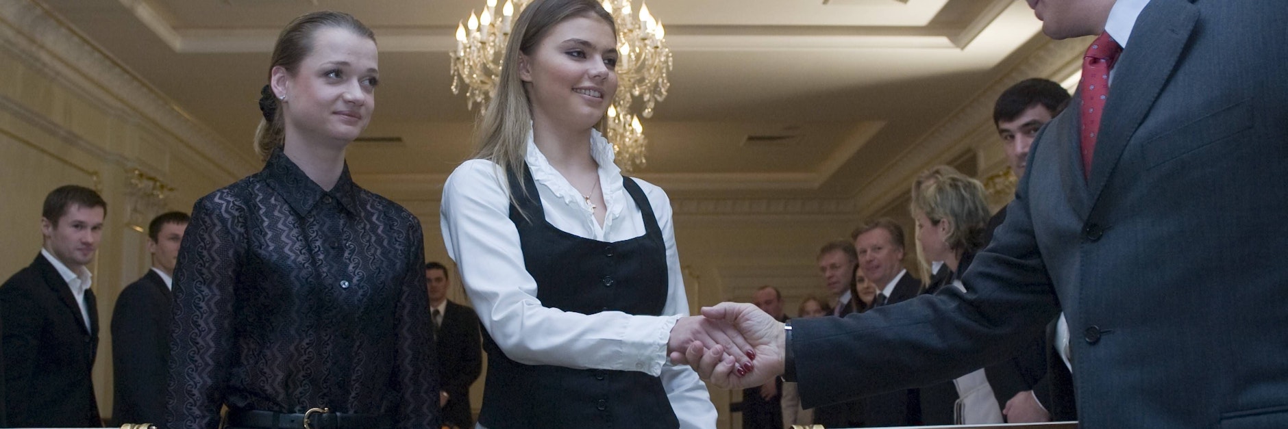 Russlands Präsident Wladimir Putin begrüßt bei einem Empfang die Turnerin Alina Kabajewa (M.).