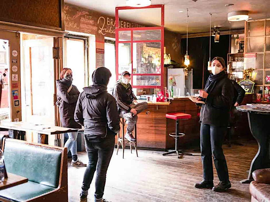 Innenansicht der Bar in der Zukunft am Ostkreuz. Zu sehen:&nbsp;Linn, Bell, Timo Steincke und die Autorin Lena Fiedler (v.l.n.r.)