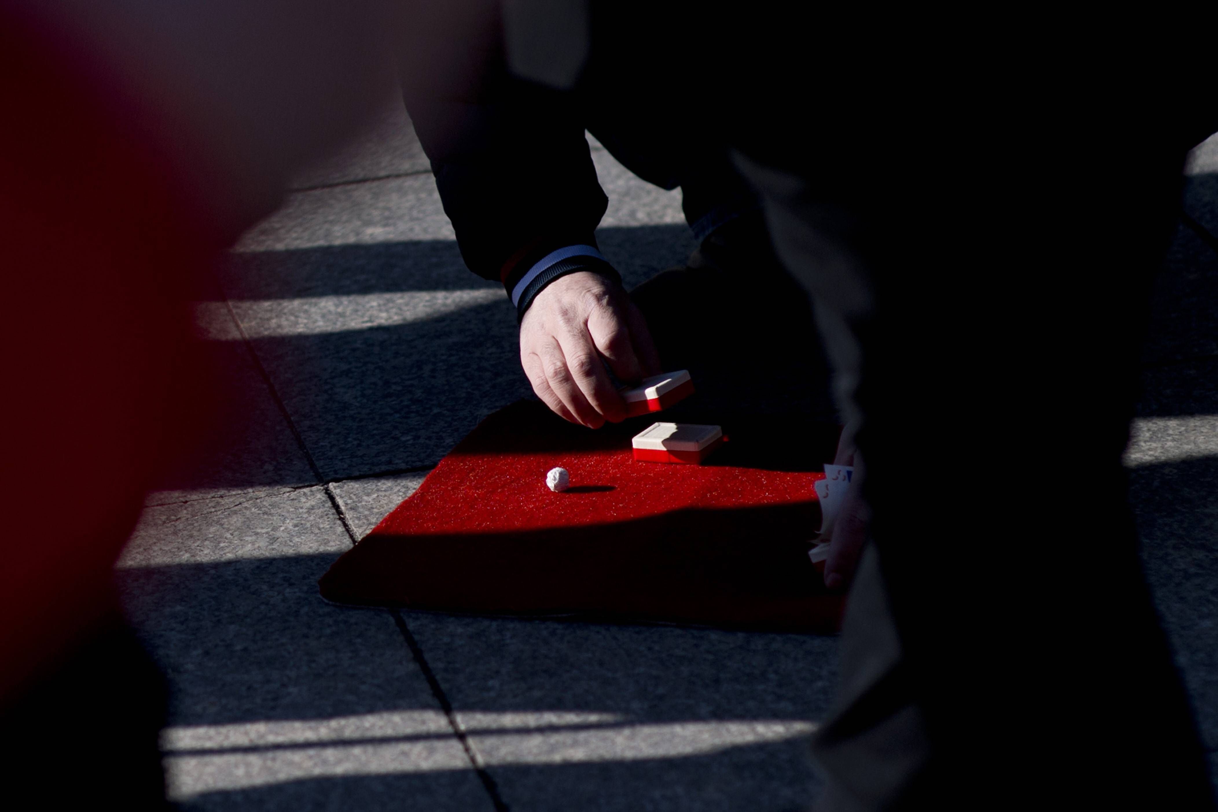 Image - Vorsicht, Abzocke auf Berlins Straßen! HIER zeigt der KURIER, wie die miesen Tricks der Hütchenspieler funktionieren