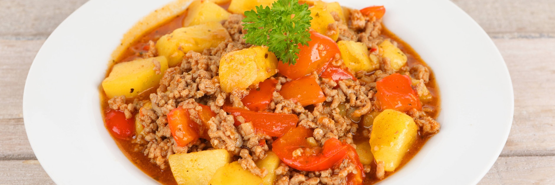 Bauerntopf mit Hackfleisch, Kartoffeln und Paprika ist eine Suppe, die der ganzen Familie schmeckt. Hier lesen Sie das geniale Rezept.
