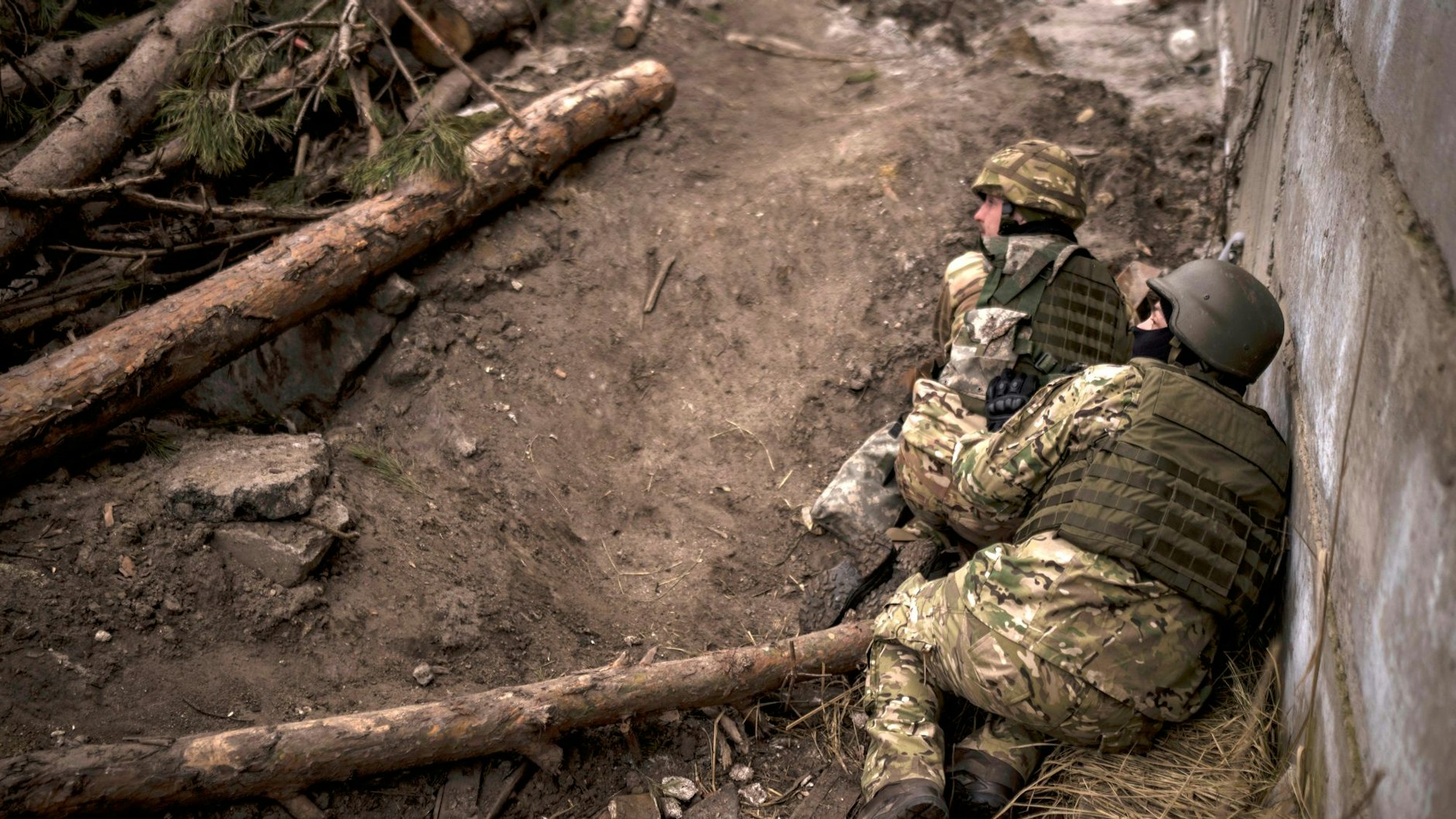 Ukrainische Soldaten gehen vor einem russischen Artillerieangriff in Deckung.