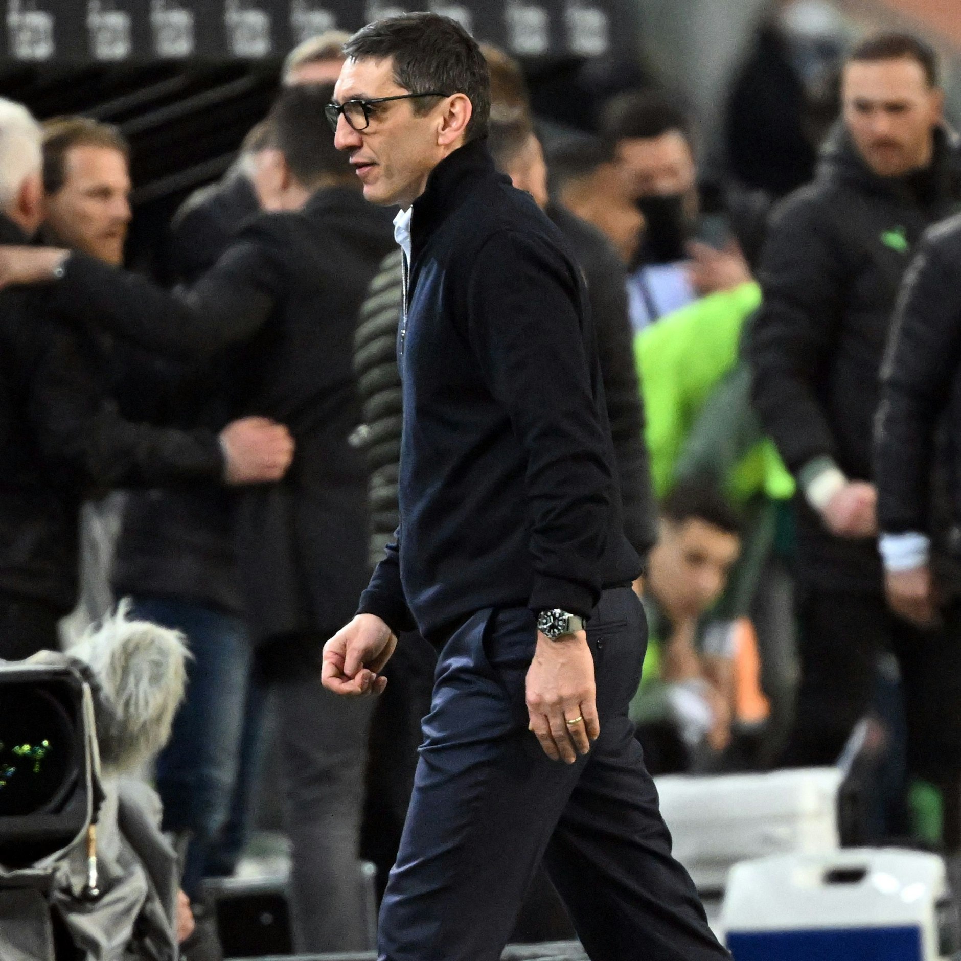 Trainer Tayfun Korkut geht nach dem 0:2 in Gladbach vom Platz. Ein Abgang mit Ansage.