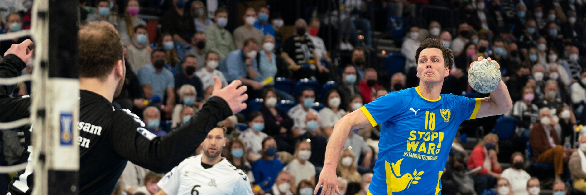 Ein Fuchs läuft heiß: Hans Lindberg (r.) wirft eines seiner elf Tor beim Erfolg beim THW Kiel.