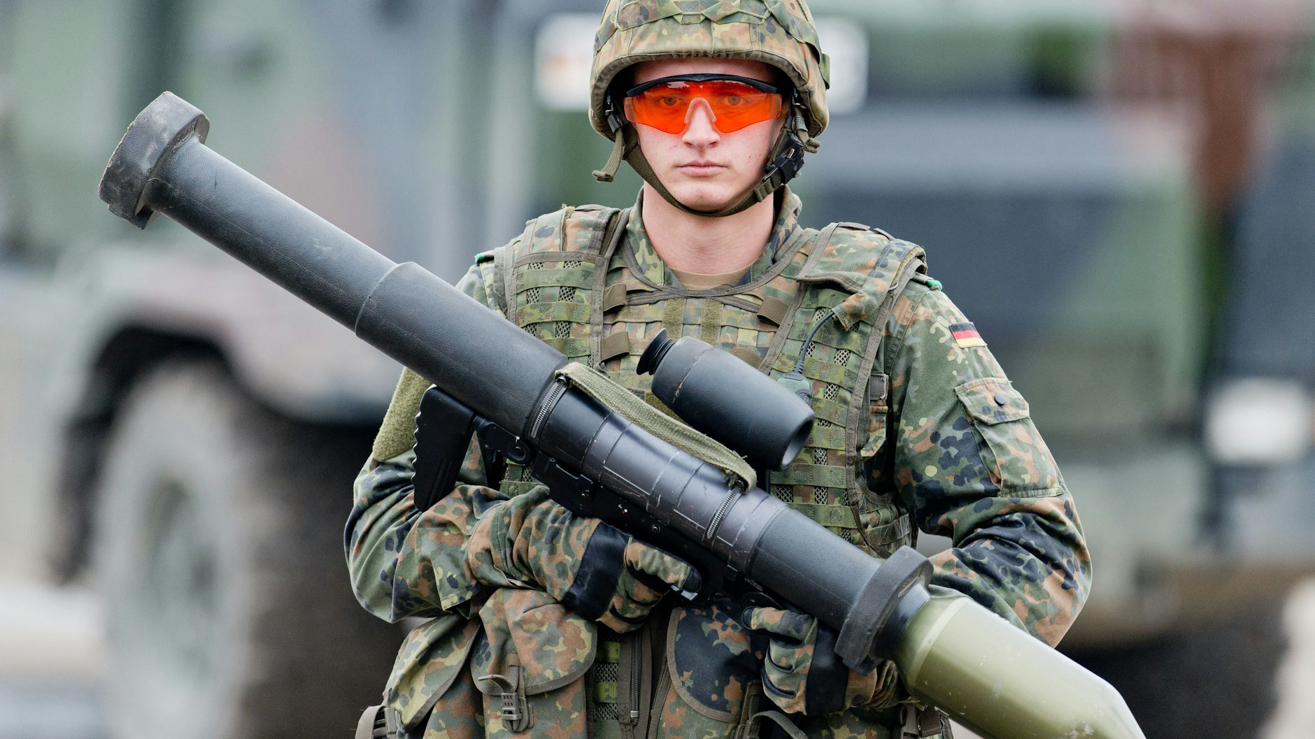 Ein Soldat hält auf dem Truppenübungsplatz Munster eine Panzerfaust 3 in der Hand.  
