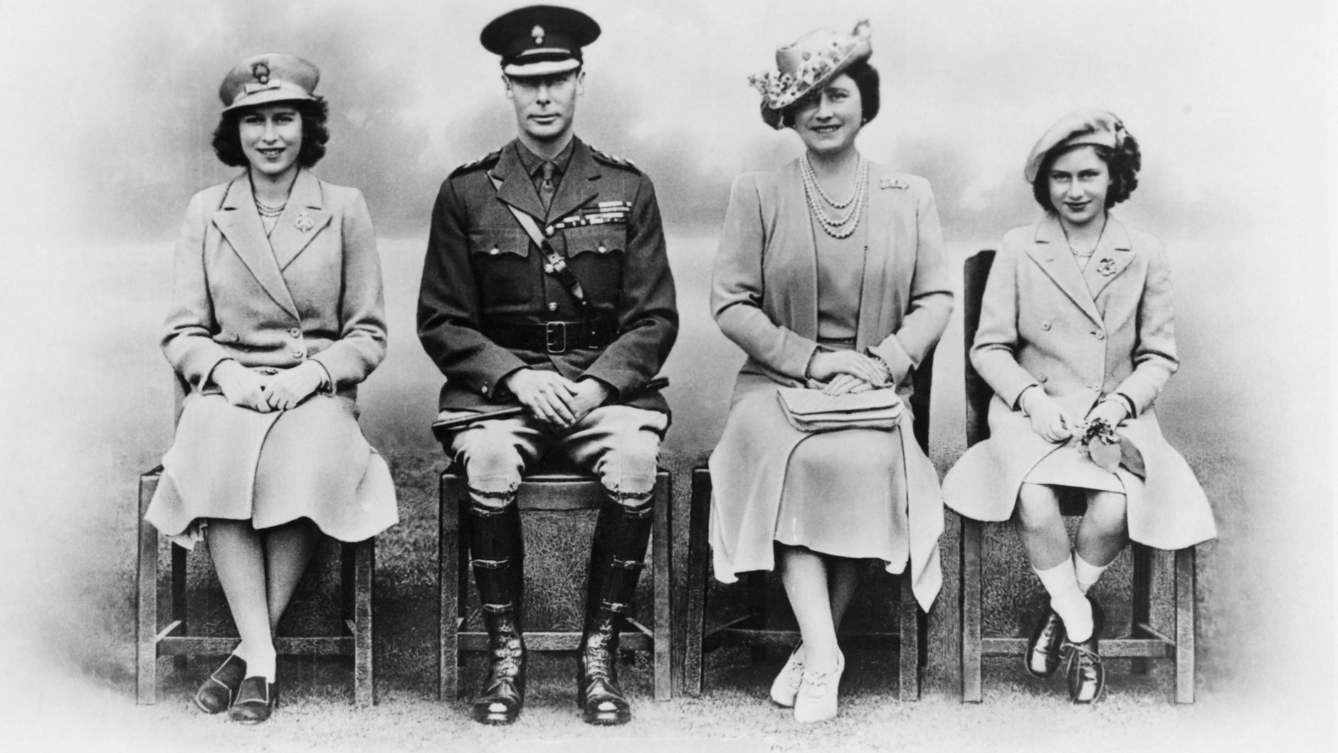Die heutige Queen Elizabeth mit ihrem Vater König George, ihrer Mutter Elizabeth Bowes-Lyon und ihrer Schwester Margaret.