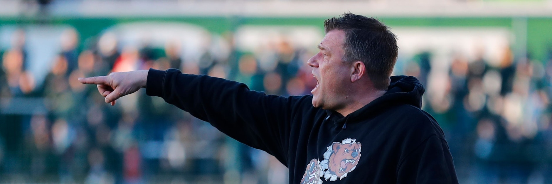 BFC-Trainer Christian Benbennek macht sich beim 1:1 bei Chemie Leipzig im Alfred-Kunze-Sportpark lautstark bemerkbar.