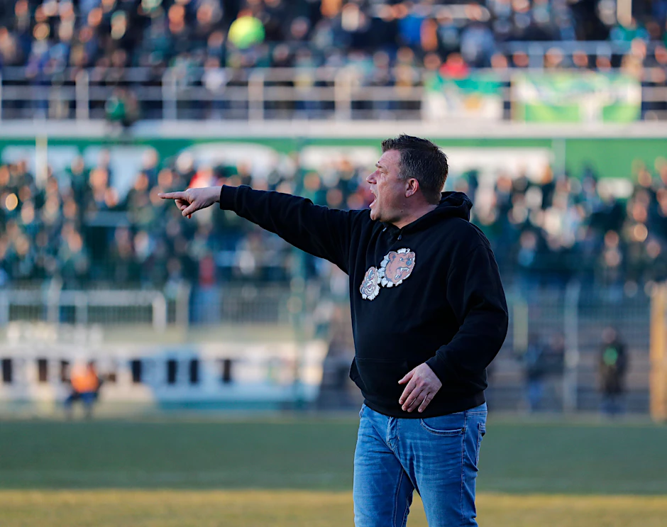 BFC-Trainer Christian Benbennek macht sich beim 1:1 bei Chemie Leipzig im Alfred-Kunze-Sportpark lautstark bemerkbar.
