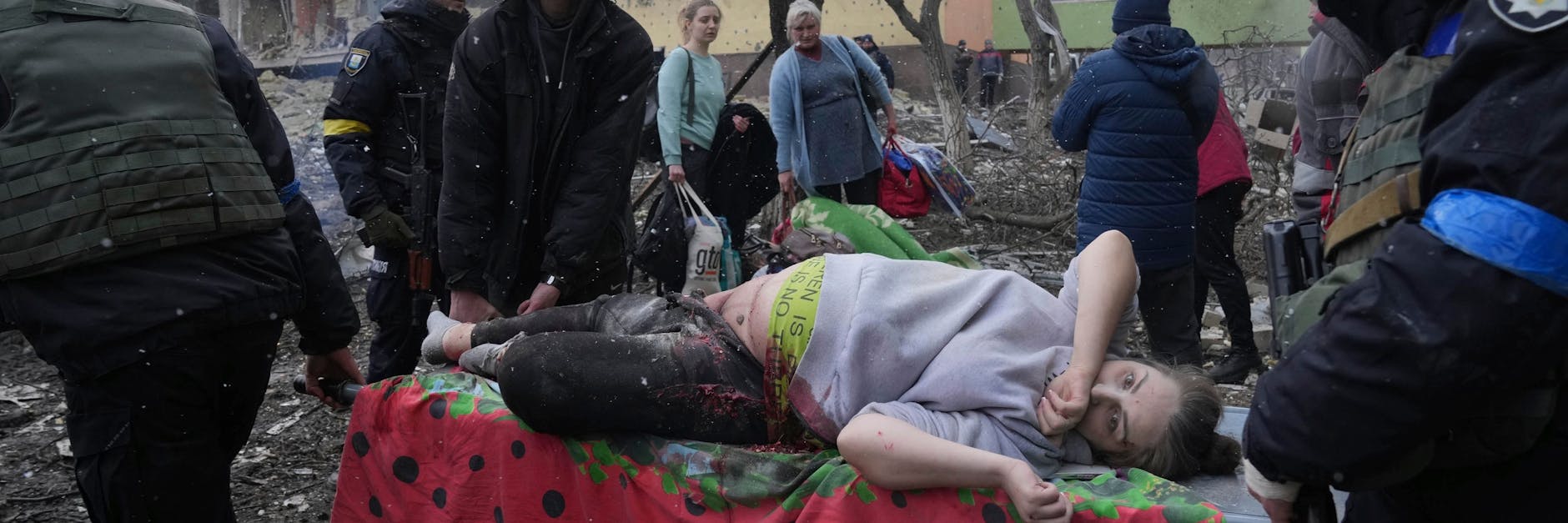 Die hochschwangere Frau, die verletzt aus der am 9. März von russischen Truppen beschossenen Mariupoler Klinik getragen worden war, ist tot. Auch ihr Baby lebt nicht.