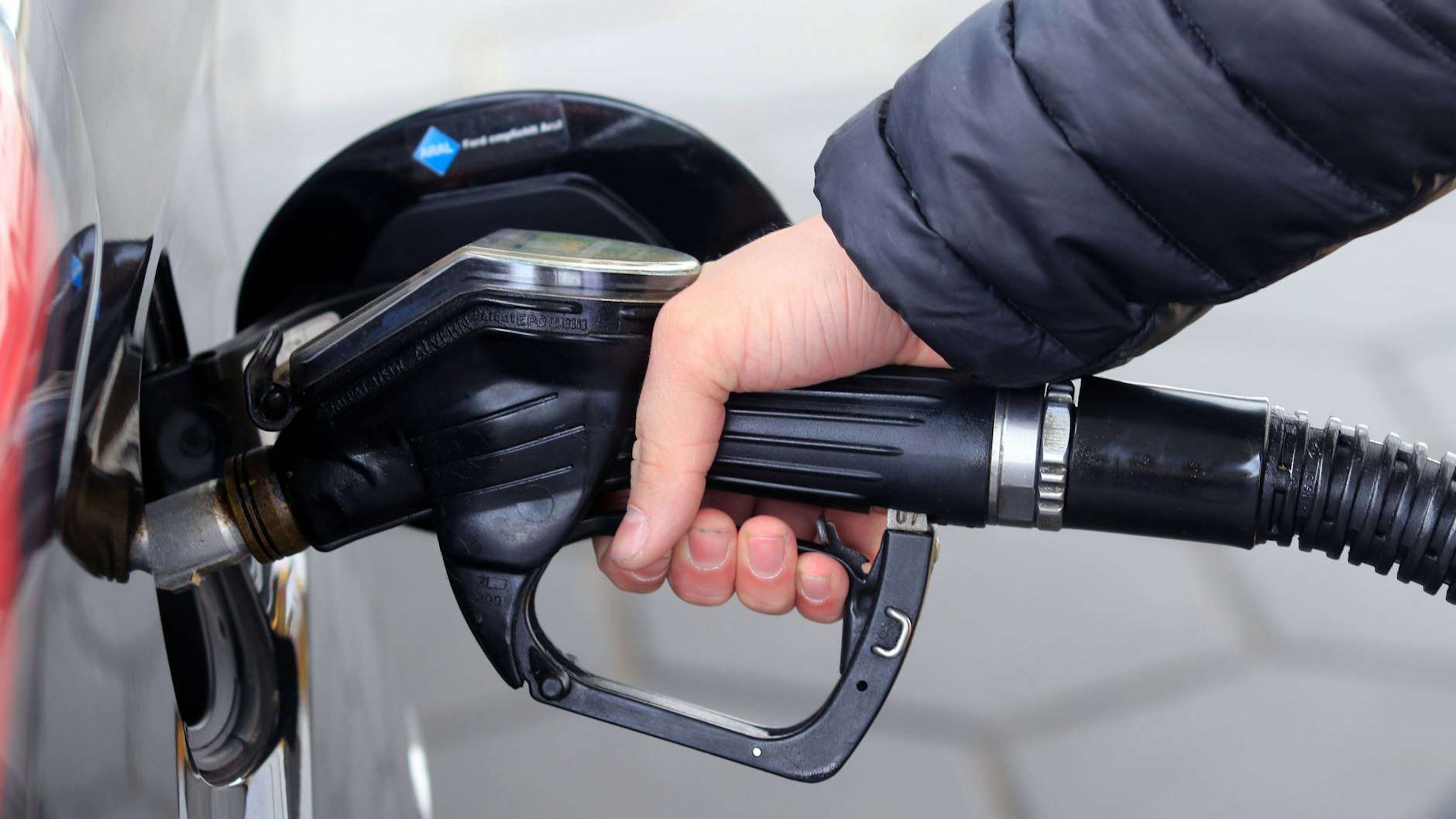 Mit ein paar Tipps können Sie die Tankrechnung zumindest ein bisschen kleiner halten.