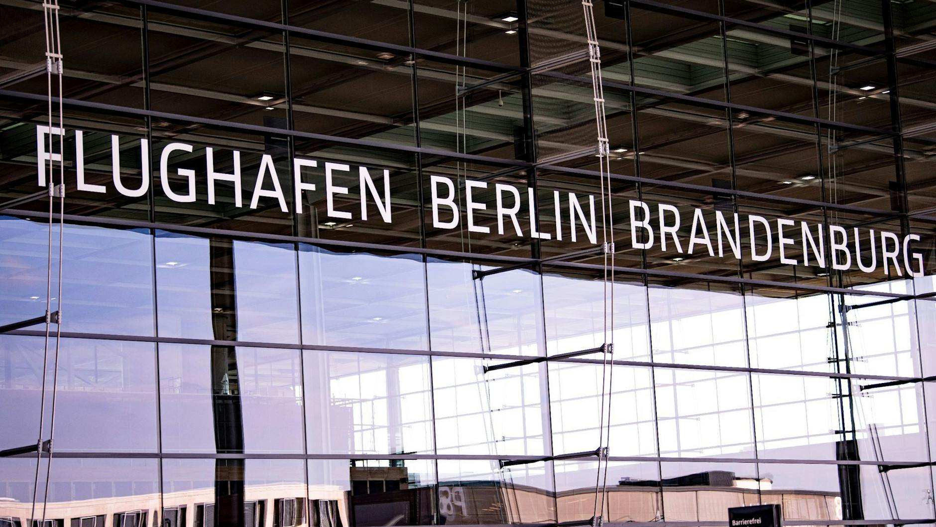 Der Schriftzug „Flughafen Berlin Brandenburg“ prangt an der Haupthalle. In den Ferien kommt es hier wohl wieder zum Chaos mit langen Wartezeiten.