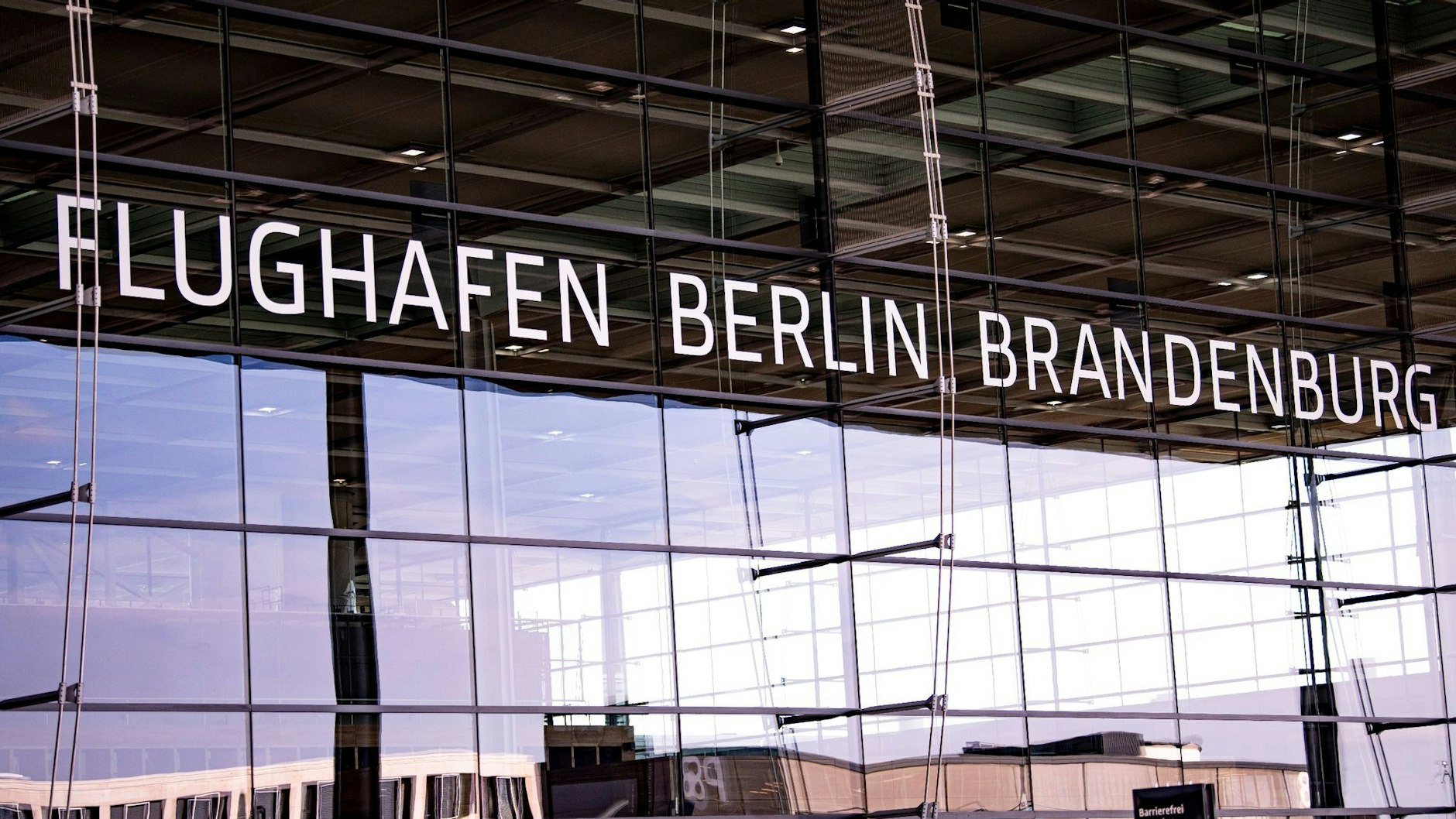 Der Schriftzug „Flughafen Berlin Brandenburg“ prangt an der Haupthalle. In den Ferien kommt es hier wohl wieder zum Chaos mit langen Wartezeiten.