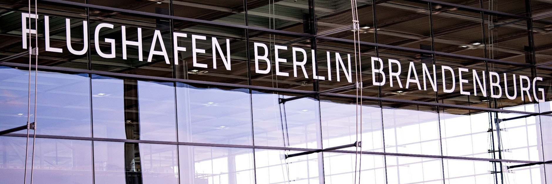 Am Flughafen BER könnte es heute wieder einmal länger dauern. Grund ist der Warnstreik des Sicherheitspersonals.