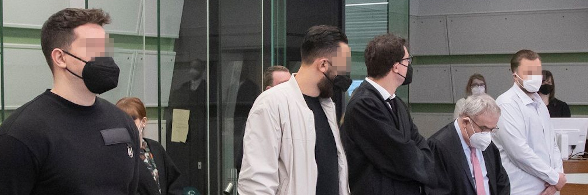Zwei der Angeklagten mit ihren Anwälten: Tomas P. (30) und Rami A. (31) und Tim S. (29).